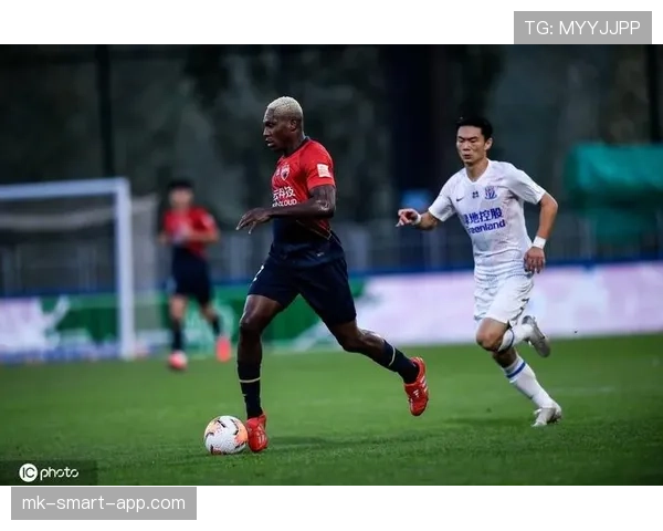 克鲁伊夫高位逼抢创造多次射门机会 本赛季角色由中场主导转向边锋冲击